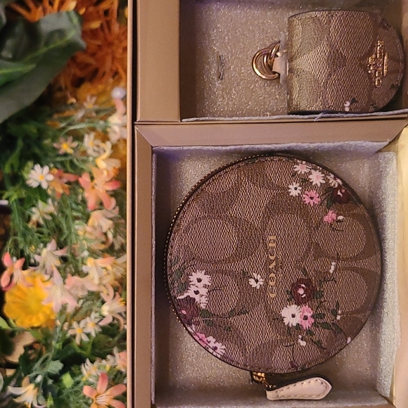 Coach Floral Coin Case Wireless Earbud Case Bag Charm Set (See Comments) - Picture 4 of 11